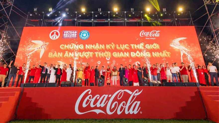 Coca-Cola Vietnam sets record of Tet table with world's largest number of participant